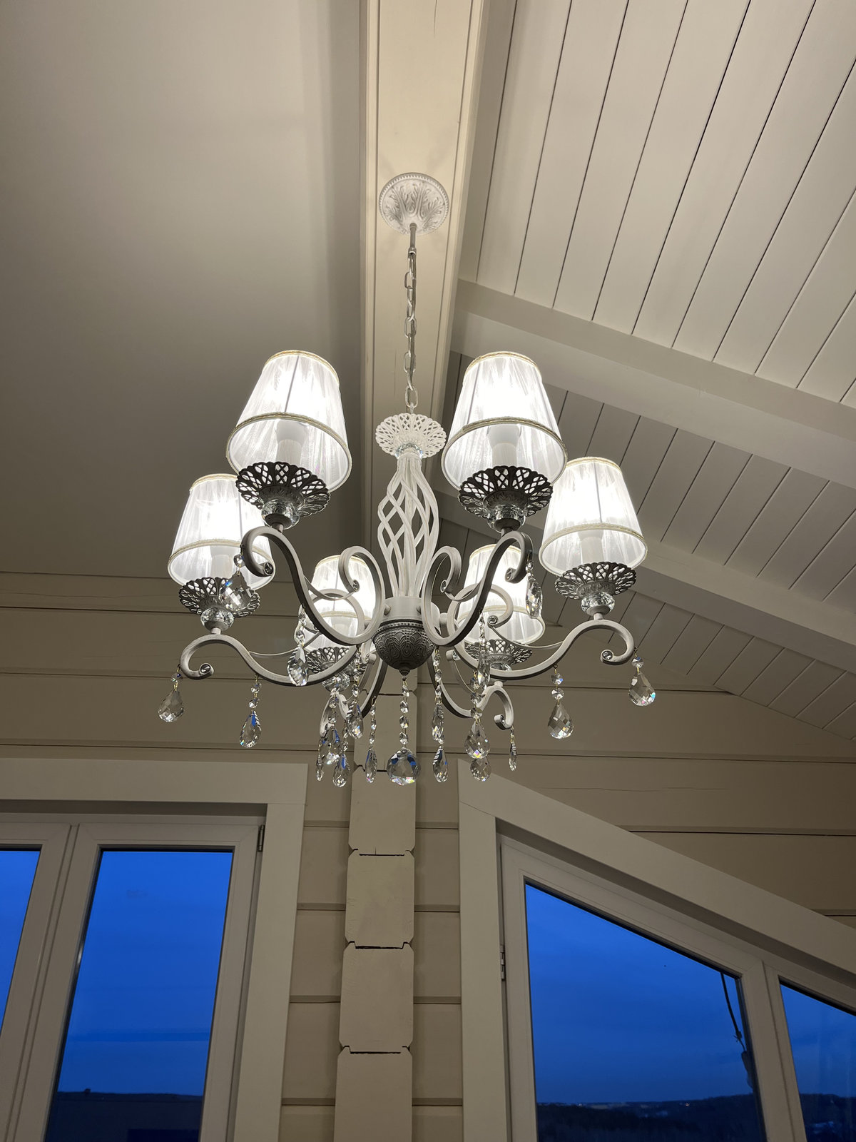 Установка и подключение настенных и потолочных светильников и люстры в Истре – фото №1